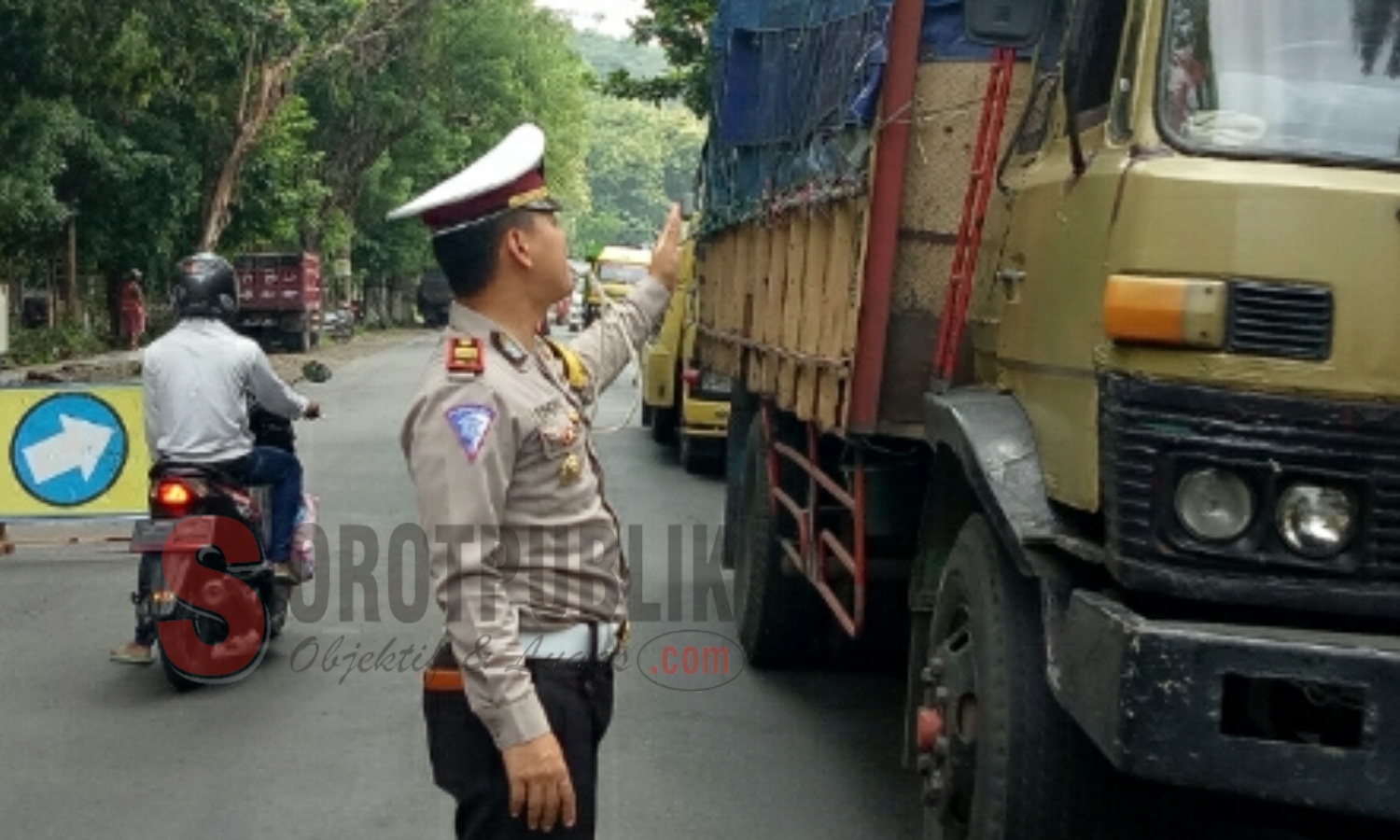 Kasatlantas Polres Situbondo, AKP Hendrix K Wardana saat melakukan pengaturan arus lalu lintas. (Foto: Ainur/SorotPublik)