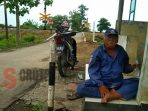 Kakek Swuardi (60) penjaga palang pintu manual perlintasan kereta api di Desa Sarabau, Cirebon