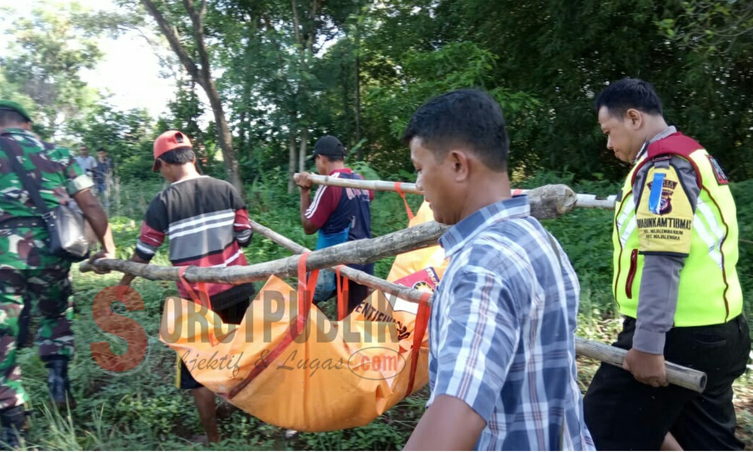 Petugas kepolisian bersama warga saat membawa korban dari TKP ke Puskesmas. (Foto: Sigit/SorotPublik)