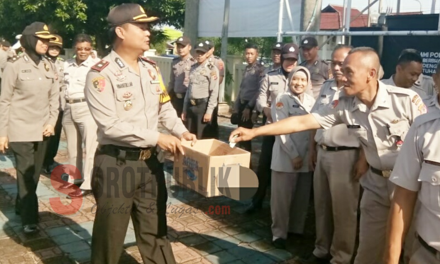 Penggalangan dana untuk korban tsunami Banten dan Lampung oleh jajaran Polres Majalengka. (Foto: Sigit/SorotPublik)