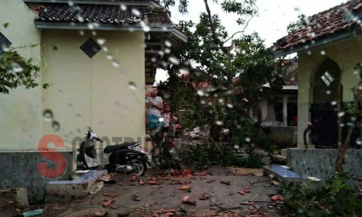 Kondisi sebagian rumah warga Desa Panguragan Kulon, Kabupaten Cirebon pasca diterjang angin puting beliung. (Foto: Sigit/SorotPublik)