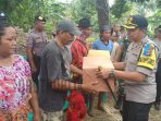 Kapolres Majalengka, AKBP Mariyono menyerahkan bantuan sembako pada korban angin puting beliung Blok Mekarsari, Desa Kadungsari, Kecamatan Ligung, Majalengka