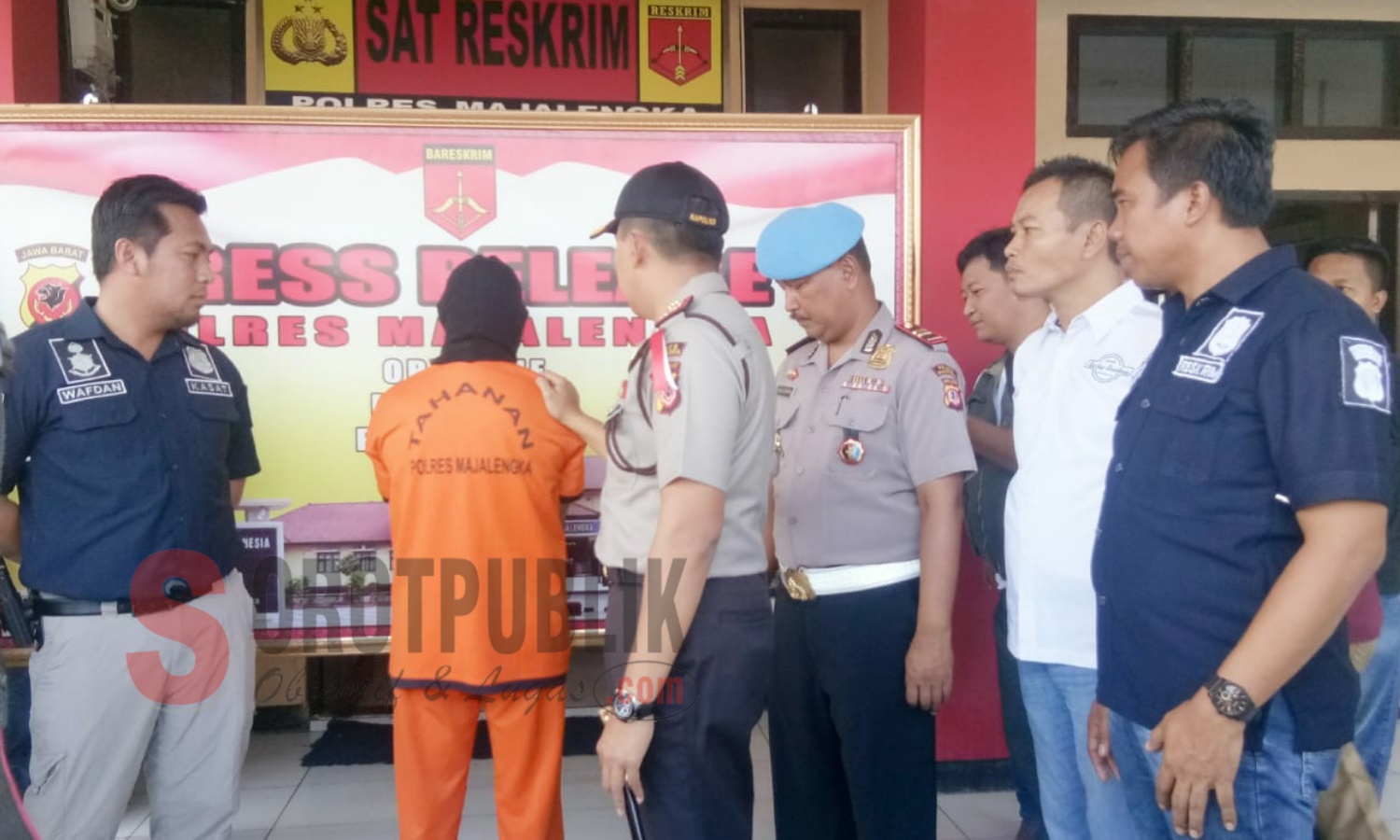 Pelaku pencabulan anak di bawah umur saat ditunjukkan Polres Majalengka. (Foto: Sigit/SorotPublik)