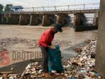 Kakek Deri sedang memungut sampah di pinggiran sungai di Bendungan Rentang, Kecamatan Jatitujuh, Majalengka