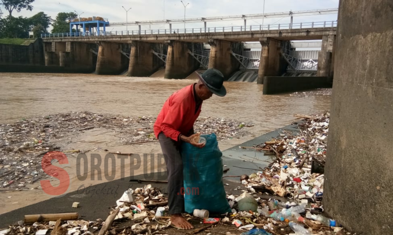 Kakek Deri sedang memungut sampah di pinggiran sungai di Bendungan Rentang, Kecamatan Jatitujuh, Majalengka . (Foto: Sigit/SorotPublik)