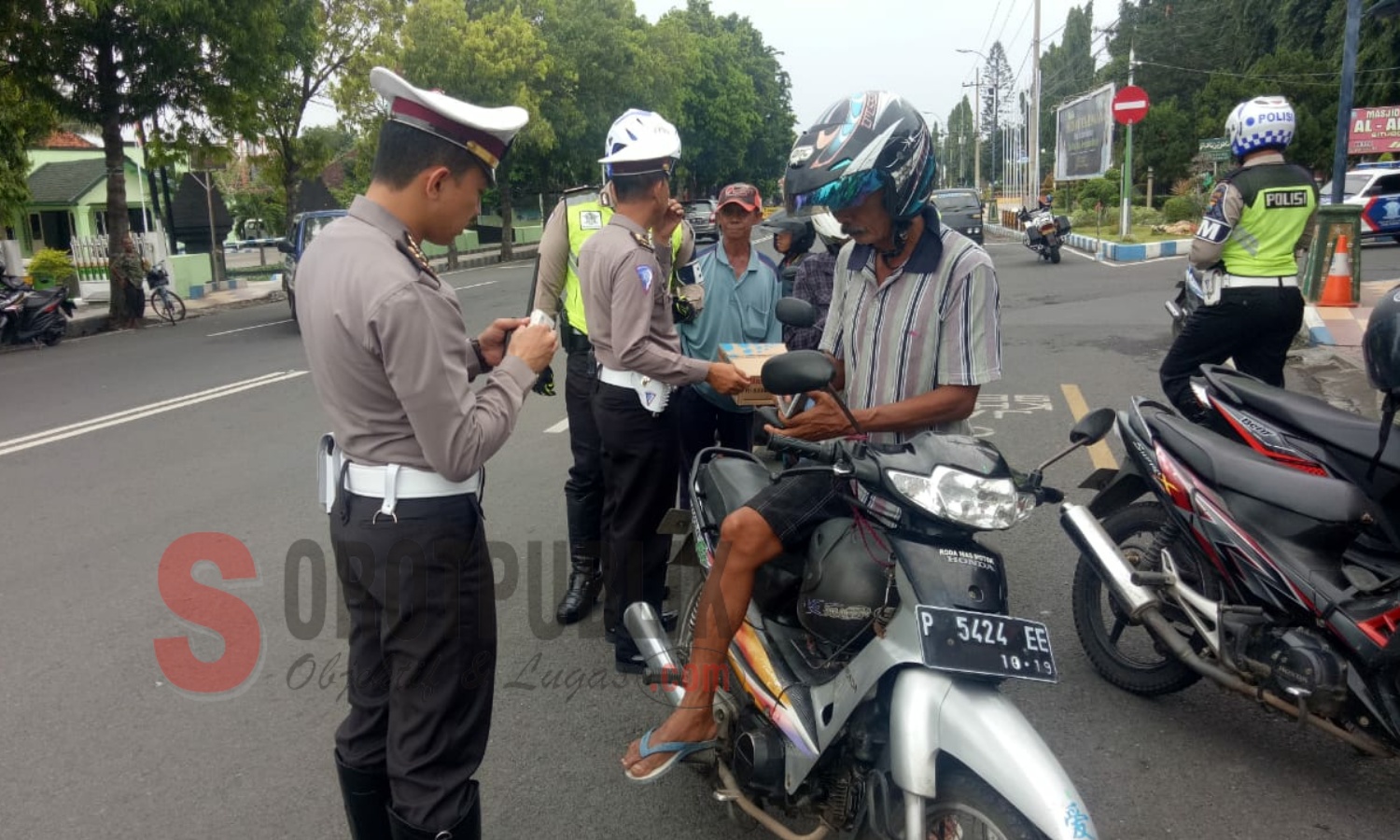 Satlantas Polres Situbondo sedang razia kendaraan bermotor di jalan PB Sudirman Situbondo. (Foto: Ainur/SorotPublik)