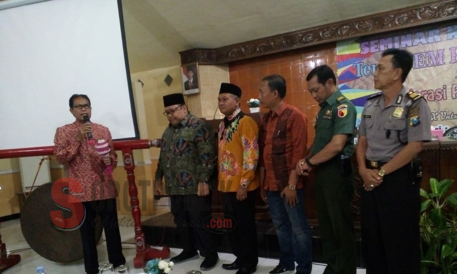 Deklarasi Pemilu Damai 2019 dalam Seminar Nasional Temu BEM PTS se-Jatim di Sumenep. (Foto: Ismi/SorotPublik)