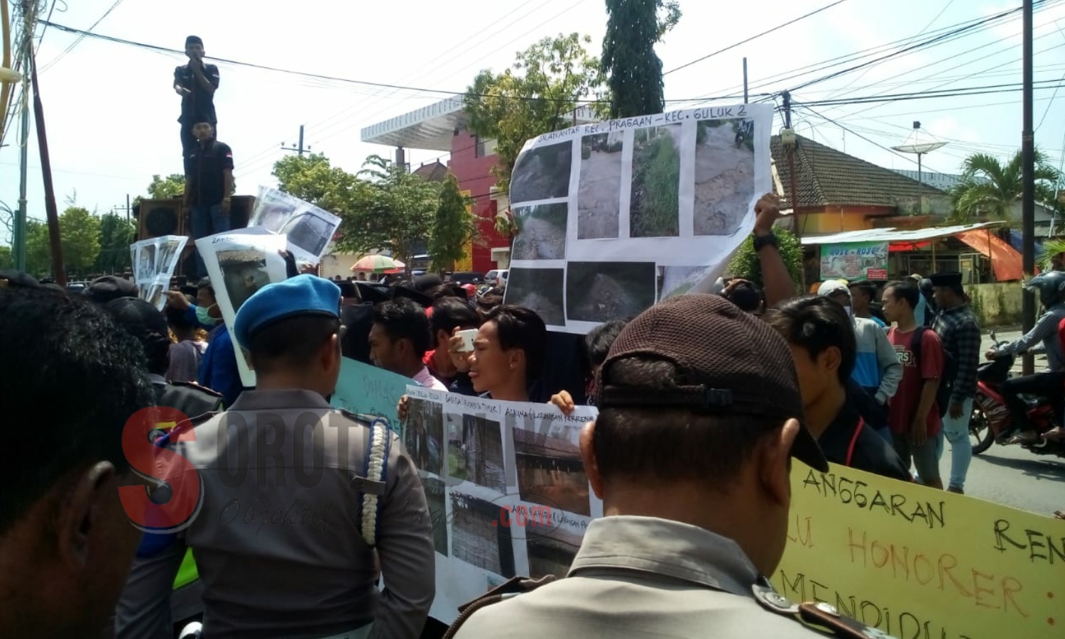 Massa KOMPAK saat geruduk Kantor Pemkab Sumenep soal 'Nata Kota Bangun Desa'. (Foto: Ismi/SorotPublik)