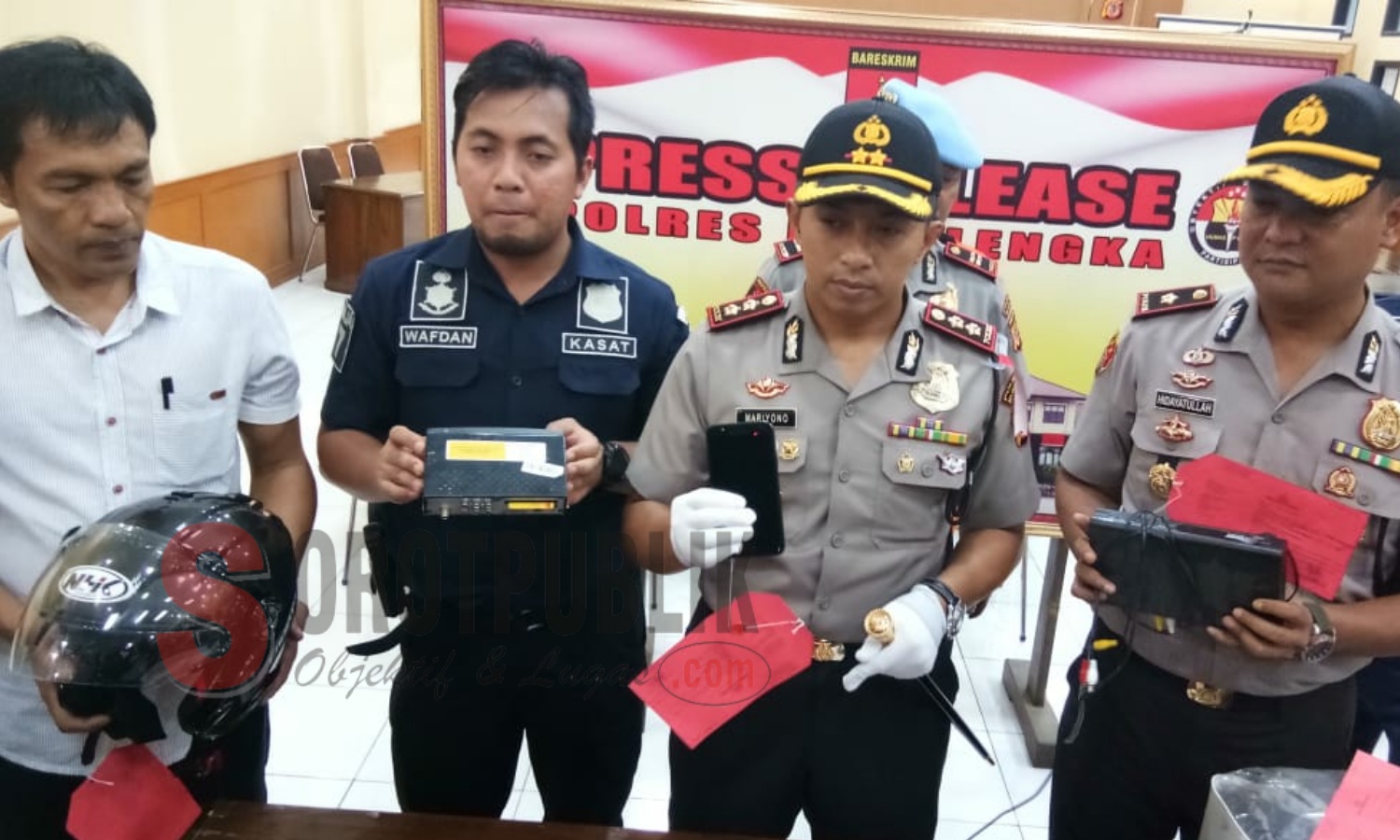 Kapolres Majalengka, AKBP Mariyono, S.Ik menunjukkan barang bukti pencurian saat rilis pers. (Foto: Sigit/SorotPublik)