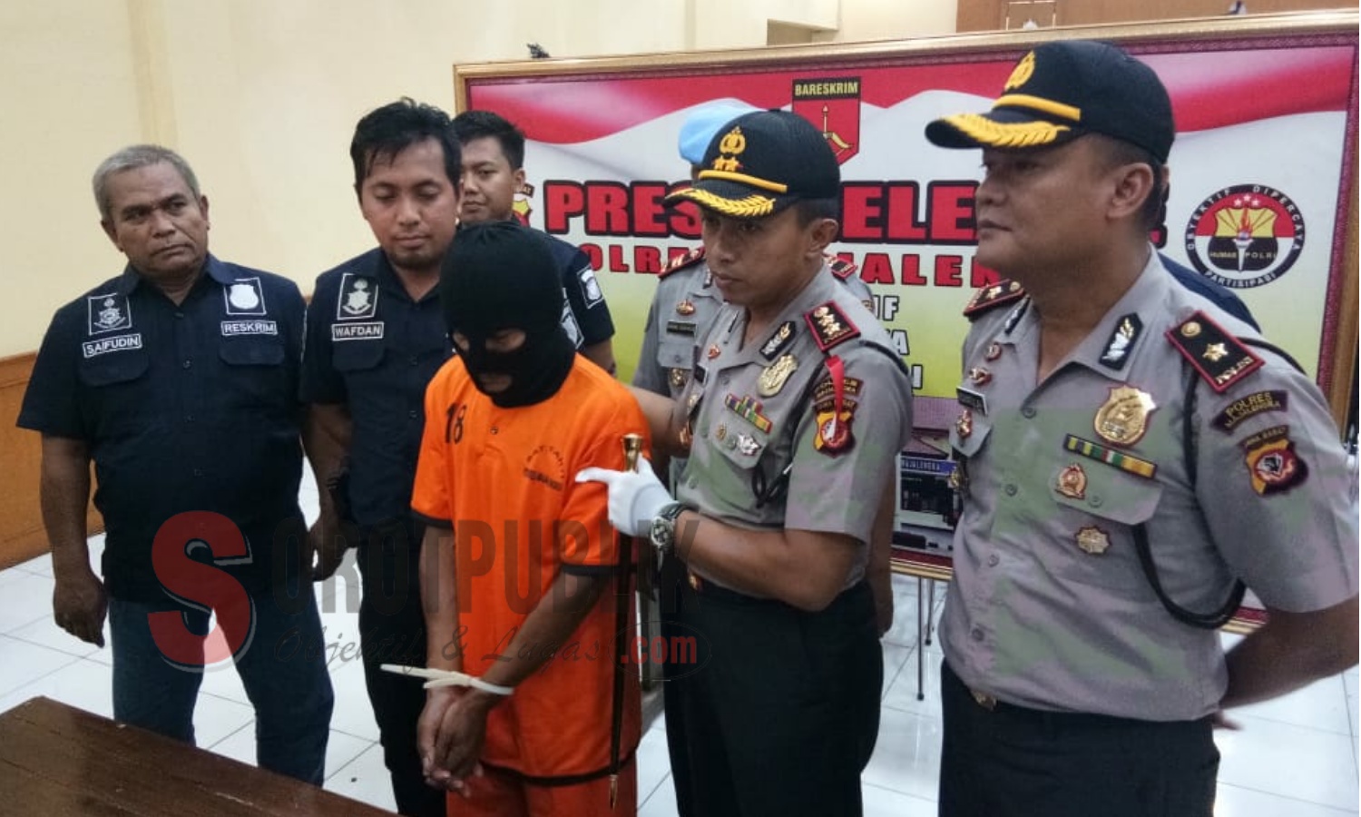 Diding, pelaku pencabulan anak tiri ketika ditunjukkan Polres Majalengka saat rilis pers. (Foto: Sigit/SorotPublik)