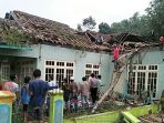 Rumah milik Idir, warga Desa Cidadap, Kecamatan Cingambul, Majalengka yang tertimpa pohon tumbang