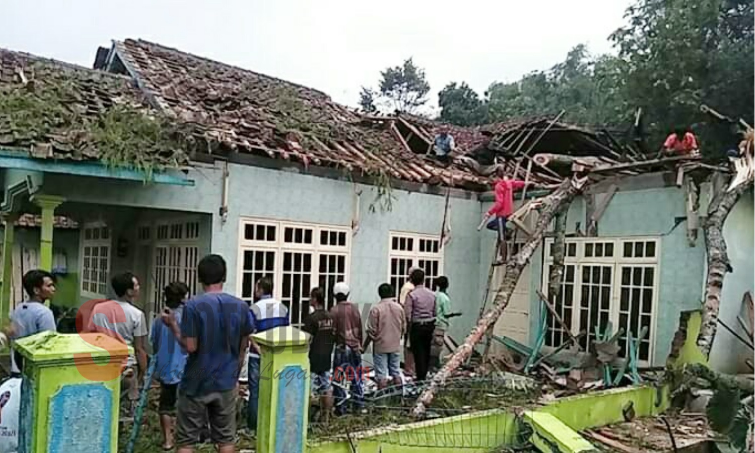 Rumah milik Idir, warga Desa Cidadap, Kecamatan Cingambul, Majalengka yang tertimpa pohon tumbang. (Foto: Sigit/SorotPublik)