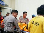 Korban saat dievakuasi oleh petugas Polisi dan Basarnas Majalengka