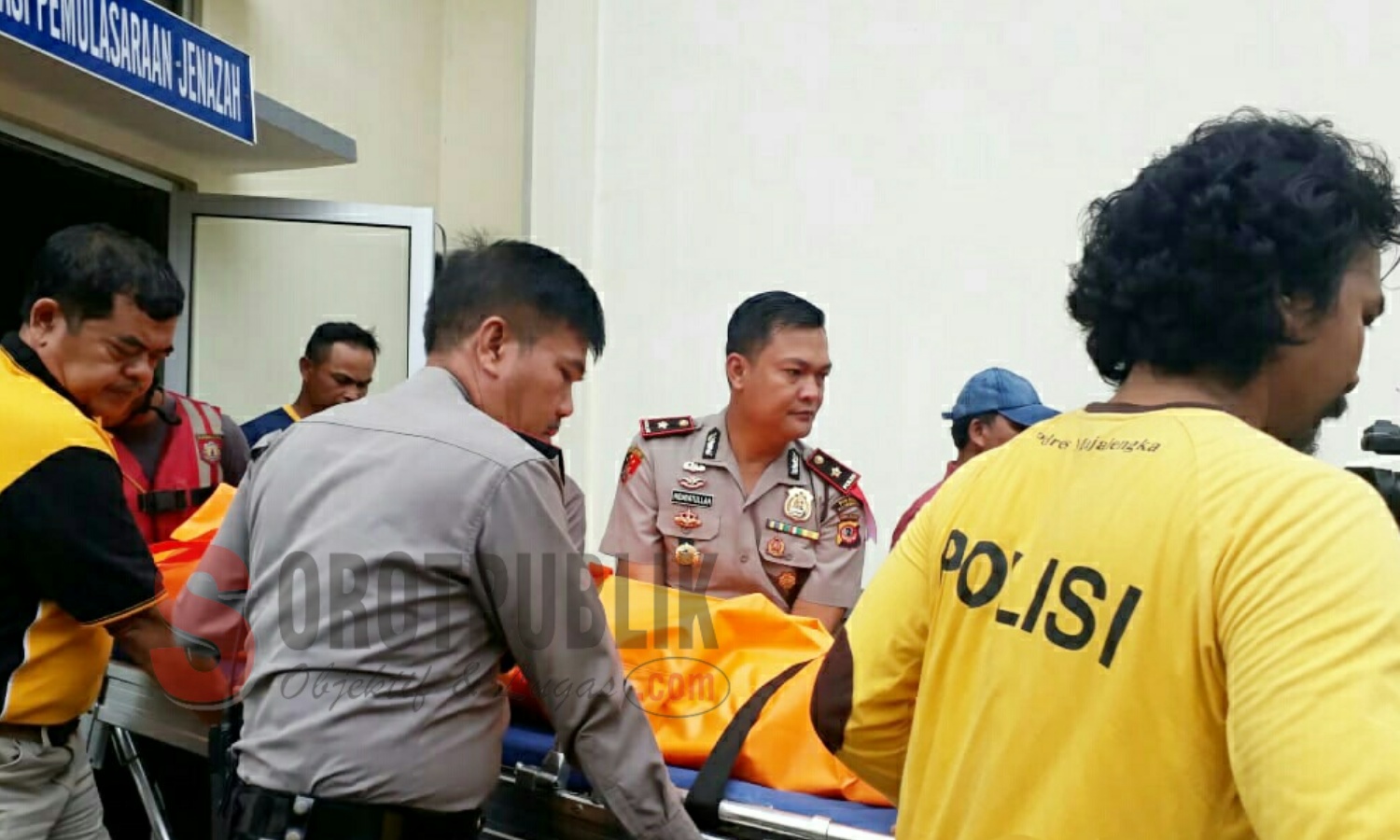 Korban saat dievakuasi oleh petugas Polisi dan Basarnas Majalengka. (Foto: Sigit/SorotPublik)