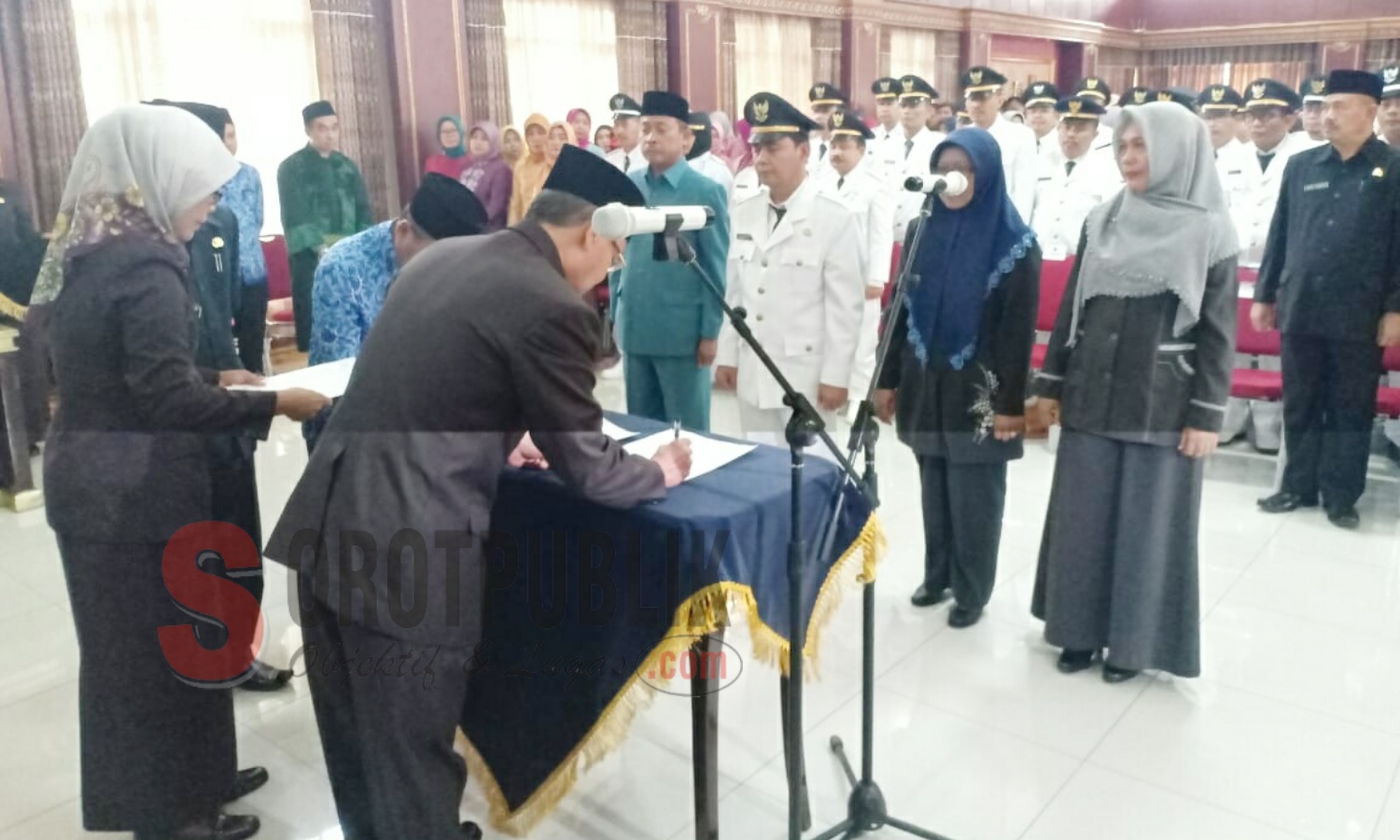 Bupati Majalengka Dr. H. Karna Sobahi, M.M.Pd melantik 327 pejabat di lingkungan Pemkab Majalengka. (Foto: Sigit/SorotPublik)