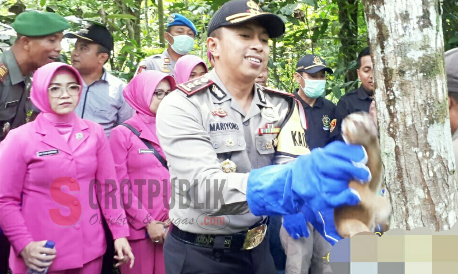 Kapolres Majalengka, AKBP Mariyono saat melepas hewan satwa dilindungi di Taman Wisata Alam Tampomas Sumedang. (Foto: Sigit/SorotPublik)