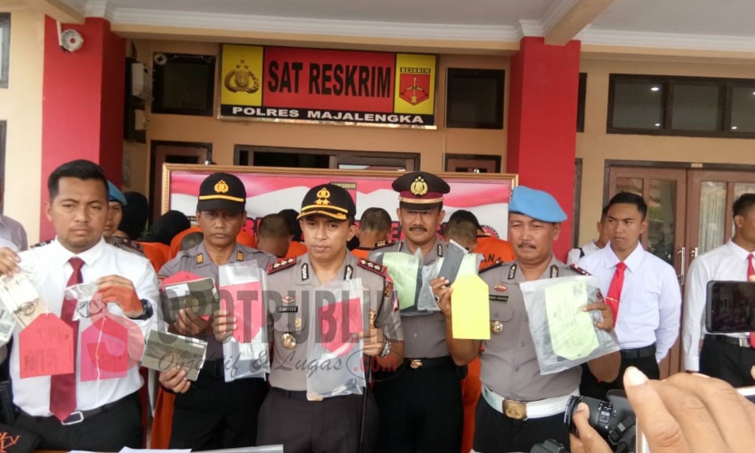 Polres Majalengka menunjukkan tersangka berikut barang bukti 9 kasus kriminalitas di wilayah hukum Polres Majalengka. (Foto: Sigit/SorotPublik)