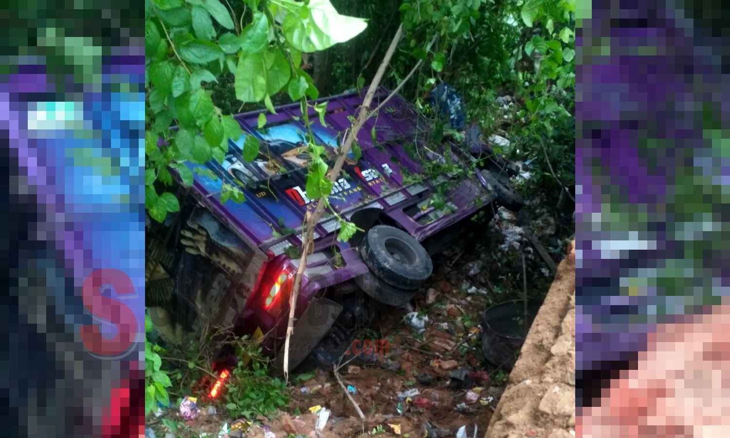 Truk bernopol M 8697 UV jatuh ke sungai akibat mengalami kecelakaan tunggal di Jalan Raya Larangan, Pamekasan. (Foto: Ziad/SorotPublik)