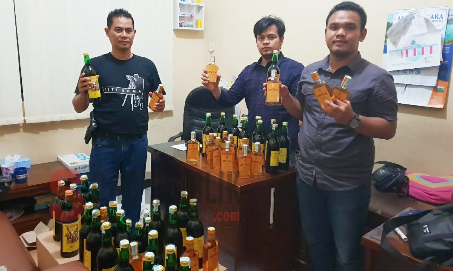 Polisi menunjukkan ratusan miras yang berhasil disita dari toko dan warung di Majalengka dalam operasi KKYD 2019. (Foto: Sigit/Kiki)