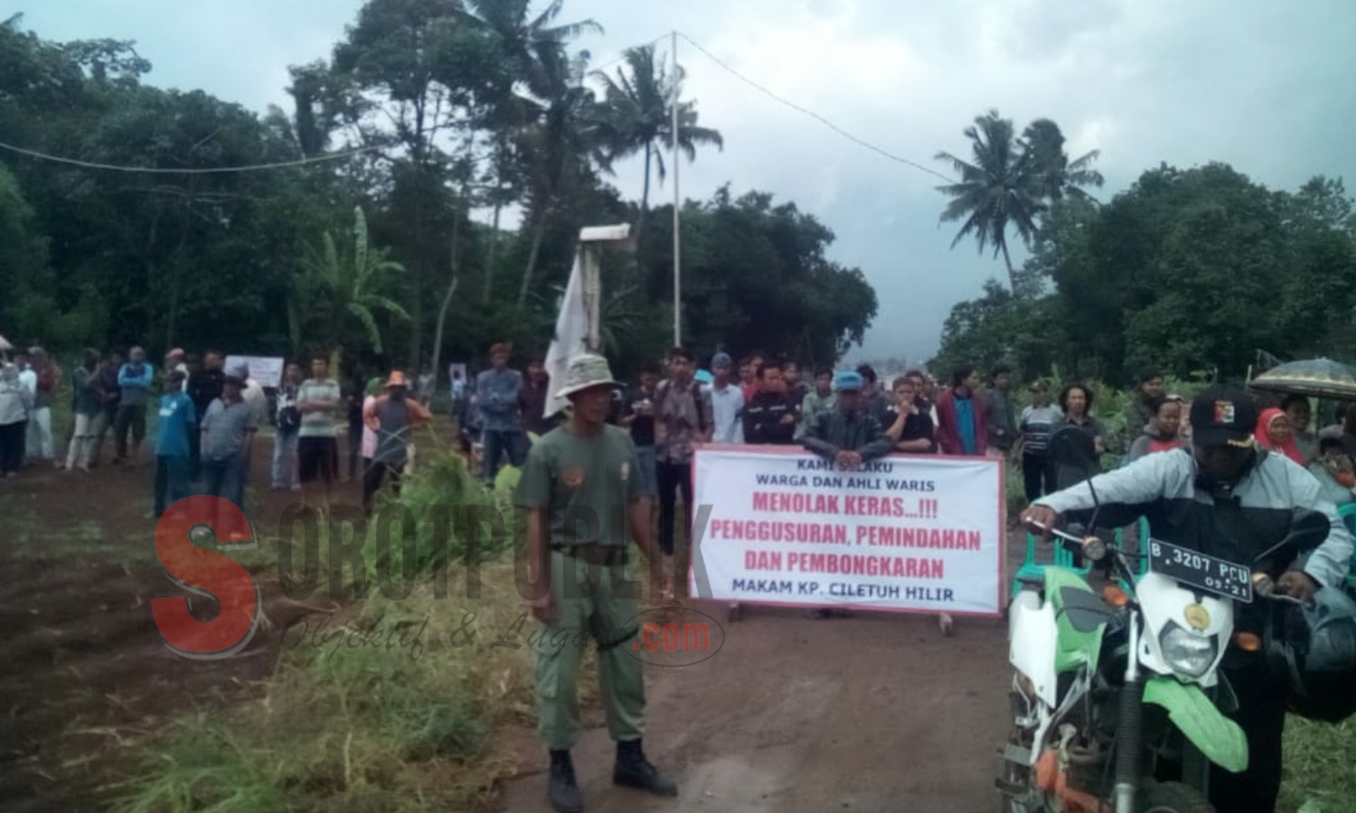 Aksi penolakan warga dan ahli waris terhadap penggusuran, pemindahan, dan pembongkaran makam di Kp. Ciletuh Hilir, Desa Wates Jaya, Kabupaten Bogor. (Foto: Asep/SorotPublik)