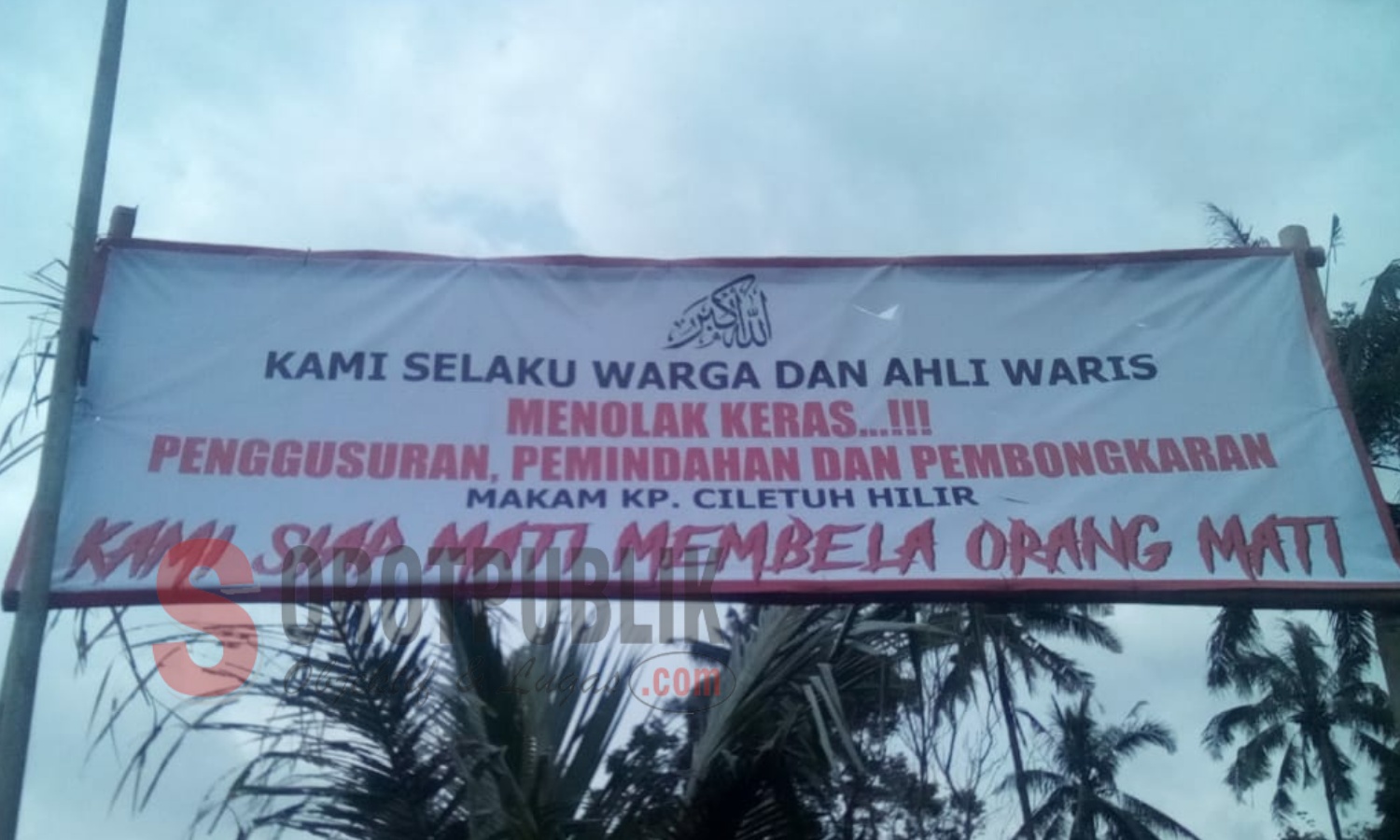 Banner berisi penolakan warga dan ahli waris terhadap penggusuran, pemindahan, dan pembongkaran makam di Kp. Ciletuh Hilir, Desa Wates Jaya, Kabupaten Bogor. (Foto: Asep/SorotPublik)