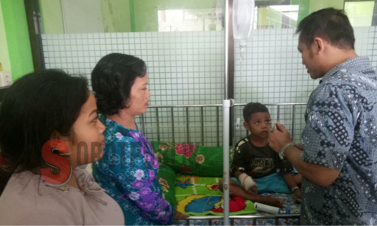 Salah satu pasien anak terkena virus DBD sedang diperiksa dokter di RS. Mitra Sehat Situbondo. (Foto: Ainur/SorotPublik)