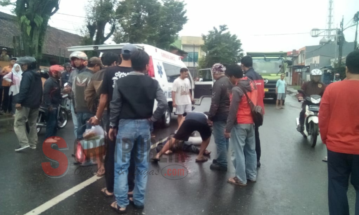 Korban kecelakaan, M Rosidin, saat dievakuasi warga di lokasi kejadian. (Foto: Asep/SorotPublik)