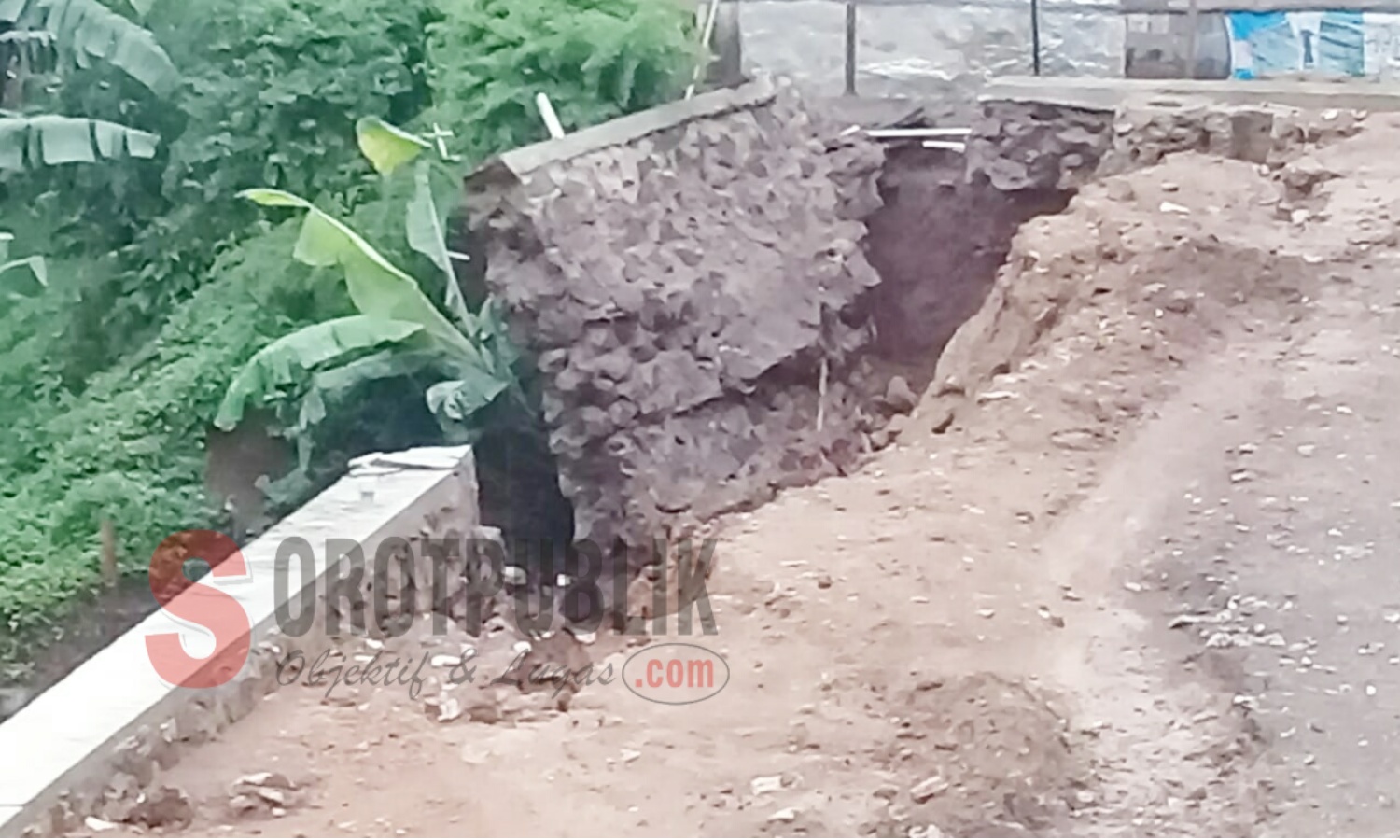 Kondisi Tembok Penahan Tanah (TPT) di Blok Lebak Larang, Desa Wanahayu, Kecamatan Maja, Majalengka yang hancur tergerus air. (Foto: Sigit/SorotPublik)