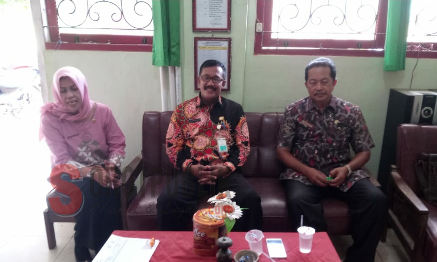 Kabid Pembinaan Katenagaan Disdik Sumenep, Drs. Moh. Saleh, M.M.Pd. saat mendatangi SDN Torbang II, Kecamatan Batuan, Sumenep. (Foto: Anis/SorotPublik)