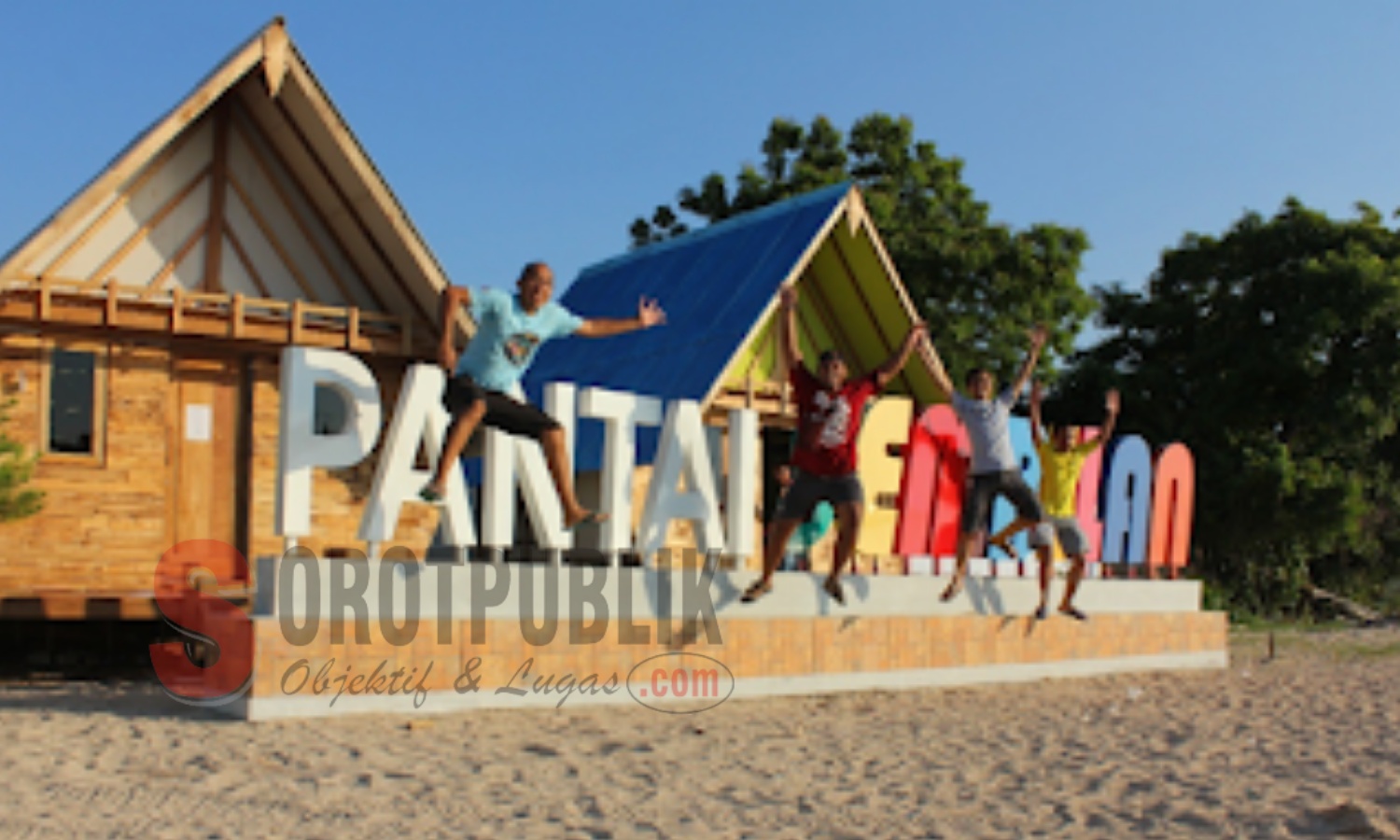 Para pengunjung berfoto di depan tulisan 'Pantai Sembilan' Desa Bringsang, Kecamatan/Pulau Giligenting, Sumenep. (Foto: Ist/gangsalstyle.com)