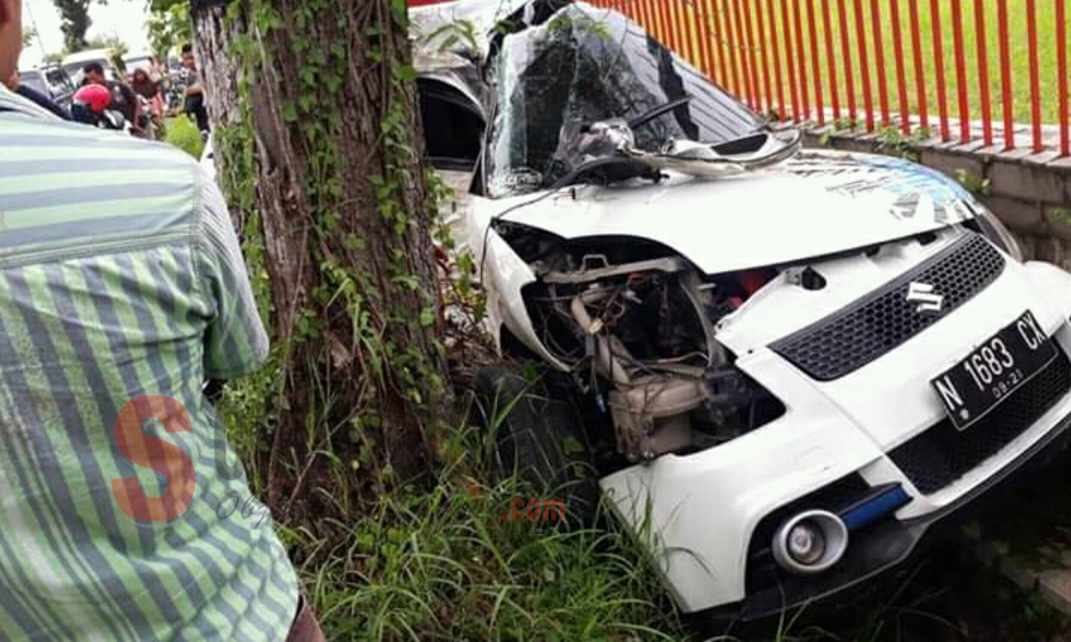 Kondisi mobil Suzuki Swift Nopol N 1683 CX yang mengalami kecelakaan di Jalan Raya Trasak, Kecamatan Larangan, Pamekasan. (Foto: Ziad/SorotPublik)