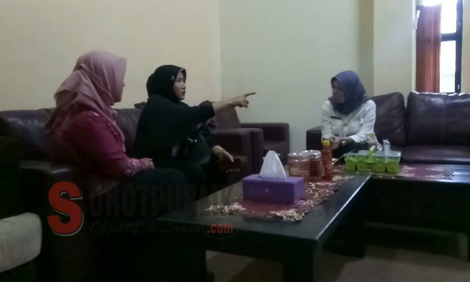 Hj. Nurul Hayati, salah satu keluarga pasien meninggal diduga korban malpraktek saat konfirmasi ke pihak RSUD Sampang. (Foto: MT/SorotPublik)