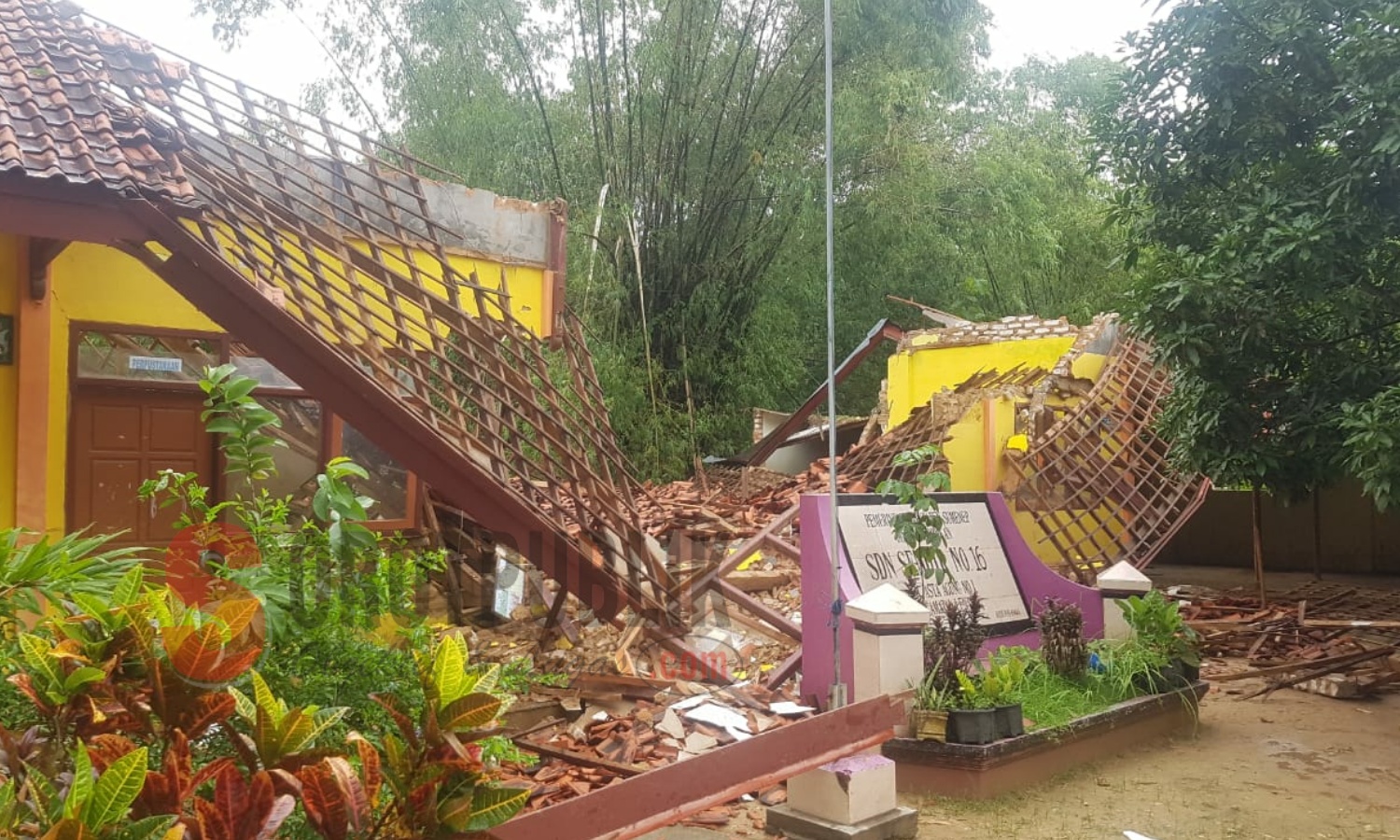 Bangunan SDN Sendir, Kecamatan Lenteng, Sumenep yang roboh akibat diterjang angin kencang. (Foto: Heri/SorotPublik)