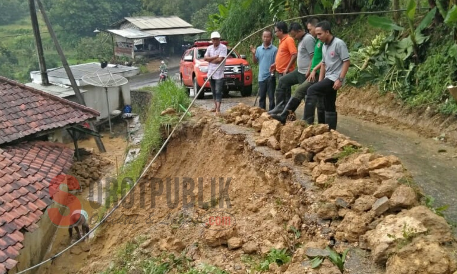 Jalan poros desa yang longsor di Desa Waru Timur, Kecamatan Waru, Kabupaten Pamekasan. (Foto: Ziad/SorotPublik)