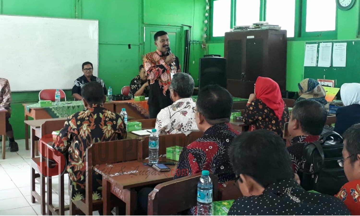 Kabid Pembinaan Katenagaan Disdik Sumenep, Drs. Moh. Saleh, M.M.Pd. saat memberikan pemahaman DUPAK di SDN Nyapar 1, Kecamatan Dasuk. (Foto: Heri/SorotPublik)