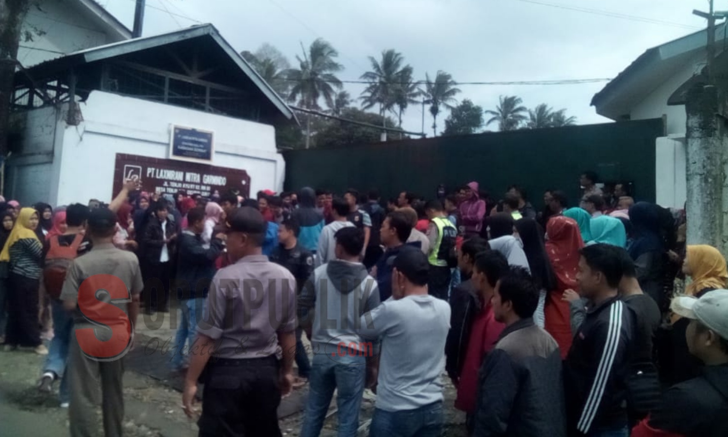 Ratusan buruh kembali melakukan aksi demo ke Kantor PT Laxmirani Mitra Garmindo Cicurug, Sukabumi. (Foto: Asep/SorotPublik)