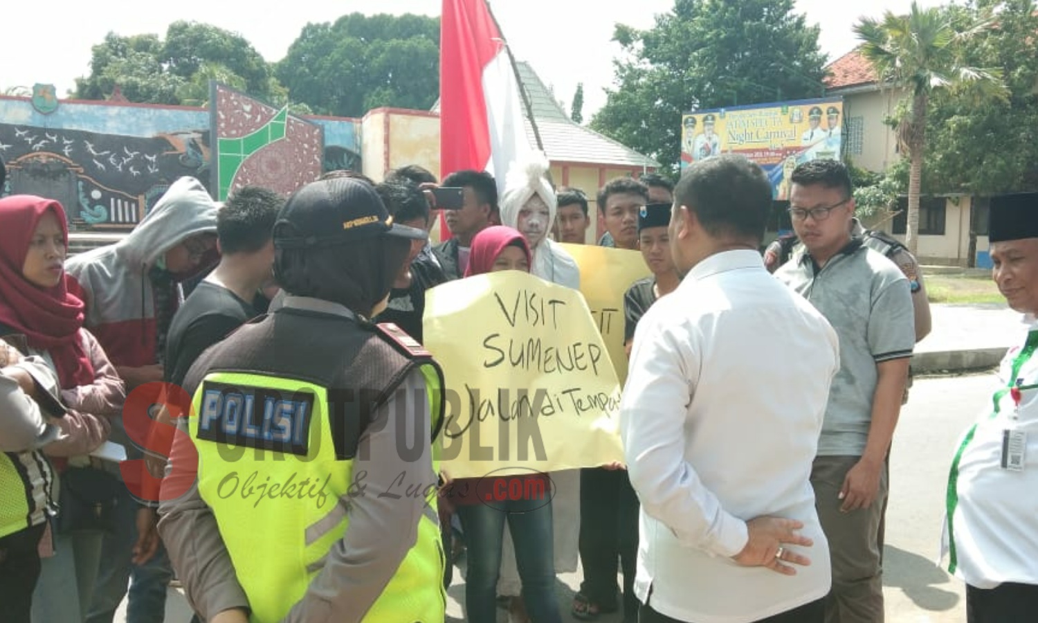 Sejumlah mahasiswa saat melakukan aksi unjuk rasa di halaman kantor Disparbudpora Sumenep. (Foto: Saiful/SorotPublik)