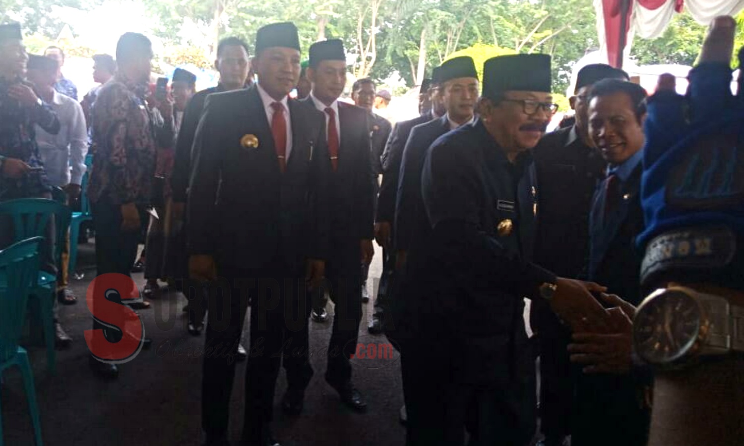 Gubernur Soekarwo tiba di Pendopo Agung Kabupaten Sampang bersama Bupati dan Wakil Bupati Sampang, H. Slamet Junaidi dan H. Abdullah Hidayat. (Foto: Sri Ratnawati/SorotPublik)