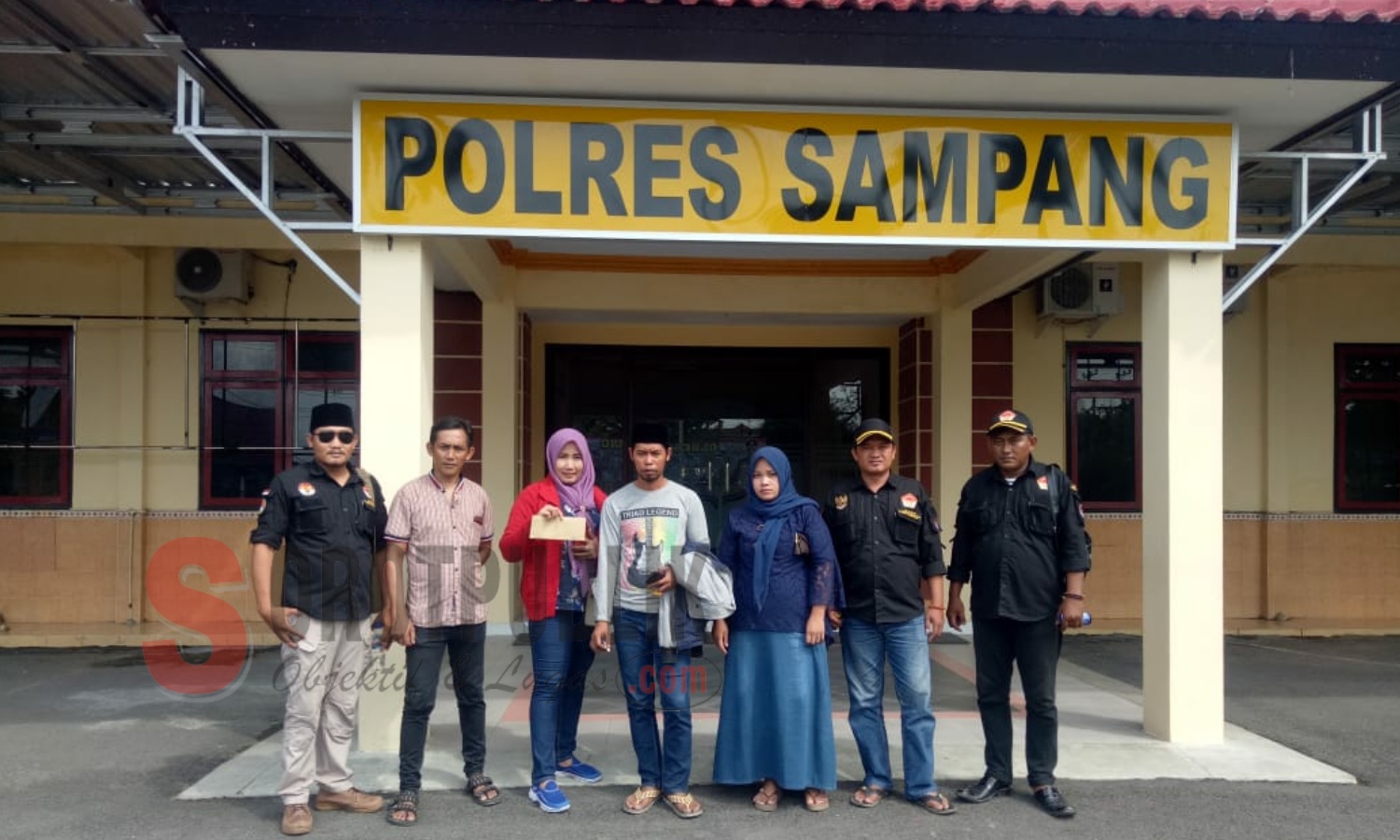 Keluarga korban Safira didampingi Ketua Generasi Peduli Negeri (GPN) saat memenuhi panggilan Polres Sampang untuk diminta keterangan terkait dugaan kelalaian pihak RSUD Dr. Mohammad Zyn. (Foto: Sri/SorotPublik)