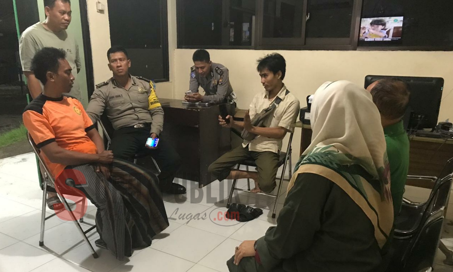 Bupati Busyro bersama istrinya, Nurfitriana saat mengunjungi lima nelayan asal Sumenep yang terdampar di Pantai Sambelia, Lombok Timur. (Foto: Ist/SorotPublik)