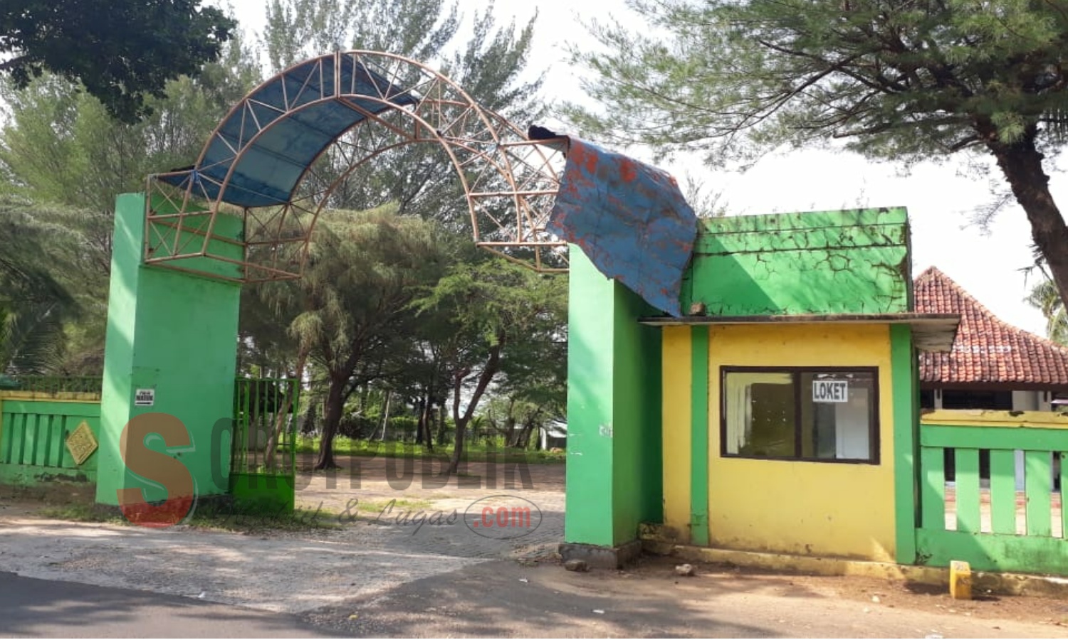 Kondisi pintu masuk wisata Pantai Slopeng, Sumenep yang disebut menyeramkan oleh salah satu pengunjung. (Foto: Heri/SorotPublik)