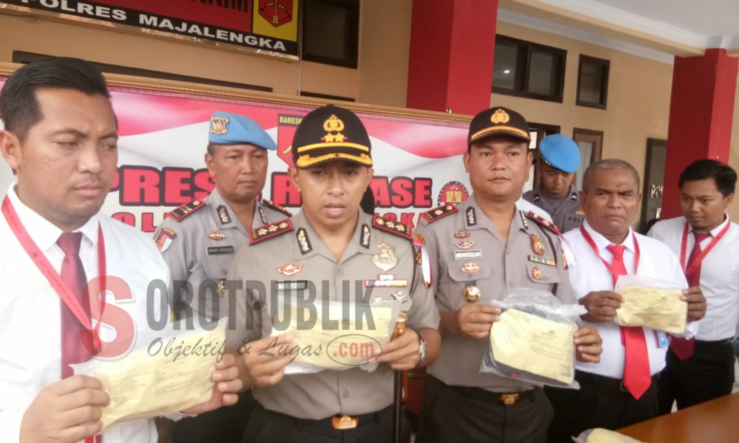 Kapolres Majalengka, AKBP Mariyono menunjukkan barang bukti tindak pidana pencabulan. (Foto: Sigit/SorotPublik)