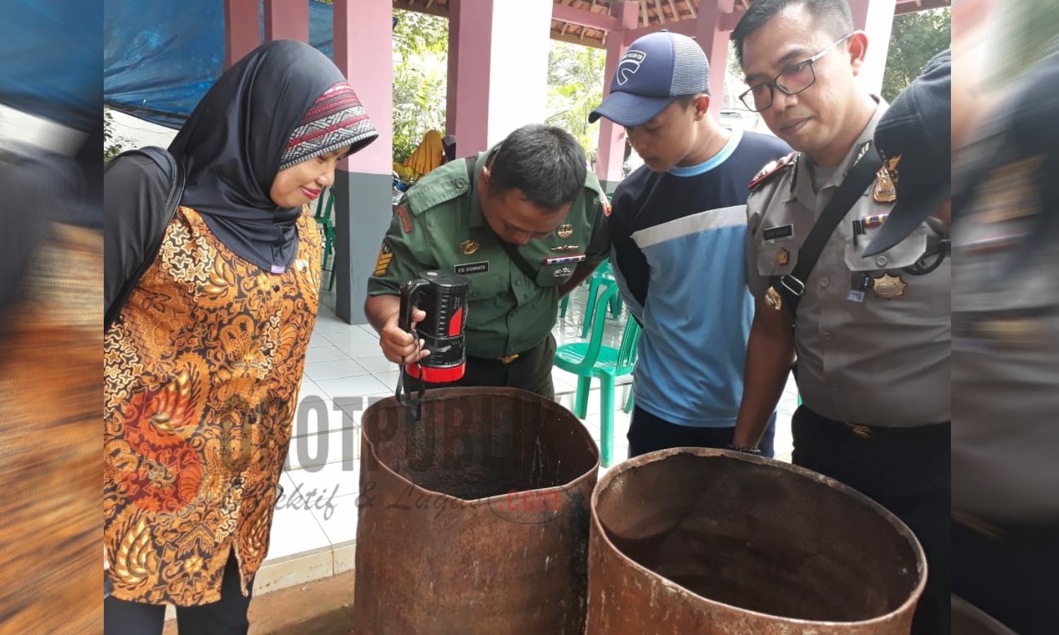 Tim 1 Gertak Perang Aedes Kecamatan Dasuk, Sumenep saat mengecek jentik-jentik nyamuk Aedes Aegypti di Balai Desa Batubelah Timur. (Foto: Heri/SorotPublik)