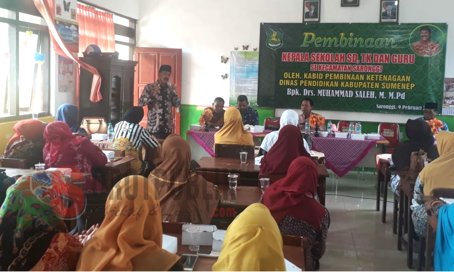 Kepala Bidang Pembinaan Ketenagaan Disdik Sumenep, Drs. Muhammad Saleh, M.M.Pd. saat memberikan pembinaan kepada para kepala sekolah dan guru di Kecamatan Saronggi. (Foto: Heri/SorotPublik)