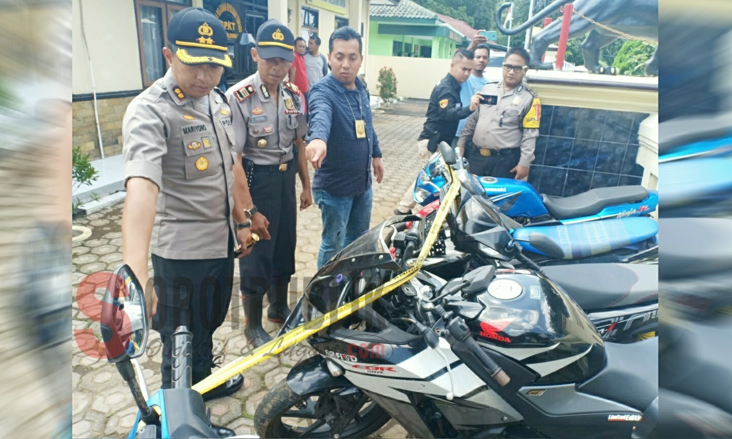 Kapolres Majalengka AKBP Mariyono didampingi Kasat Reskrim AKP M. Wafdan menunjukkan sejumlah barang bukti hasil pengungkapan satu kasus Curat. (Foto: Sigit/SorotPublik)