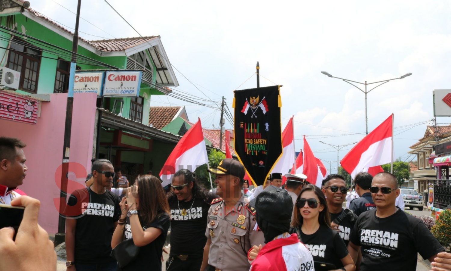 Warga Majalengka Ramaikan Millenial Road Safety Festival bersama sejumlah Aktor Pemeran Preman Pensiun. (Foto: Sigit/SorotPublik)