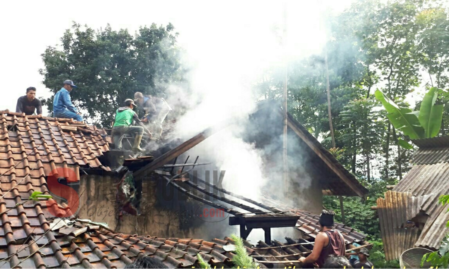 Warga Lemahsugih sedang berusaha padamkan api yang melalap dapur Encu bin Hadi, Senin (11/02/2019). (Foto: Sigit/SorotPublik)