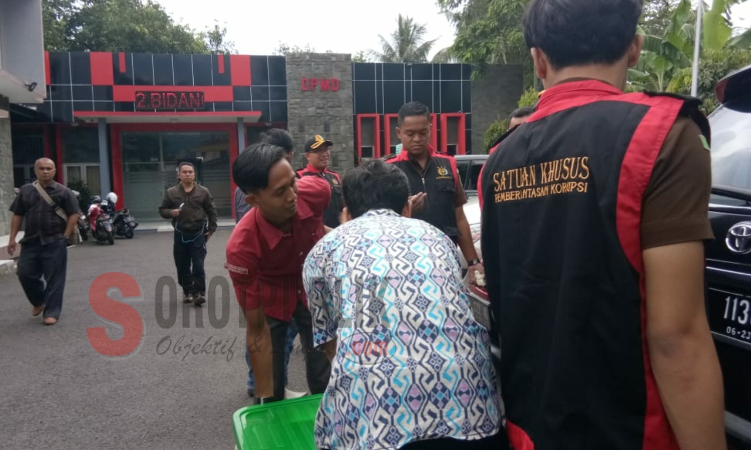 Tim Satuan Khusus Pemberantasan Korupsi Kejari Majalengka sedang membawa berkas terkait dugaan Tipikor kegiatan Siskeudes Tahun 2018 dari Kantor DPMD. (Foto: Sigit/SorotPublik)