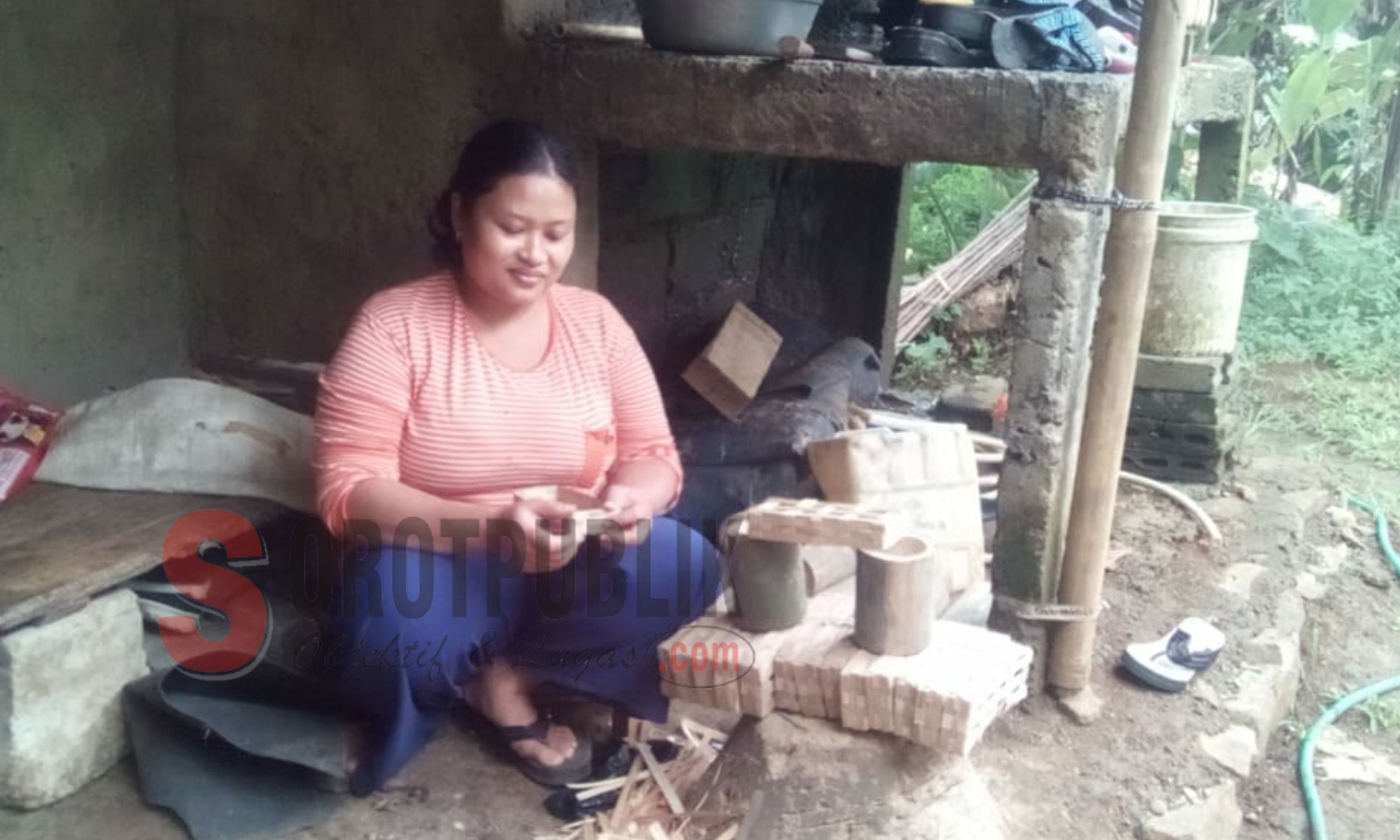 Salah seorang warga Kp. Totopong, Desa Cipicung, Kecamatan Cijeruk, Kabupaten Bogor sedang membuat Besek Ikan kecil. (Foto: Asep/SorotPublik)