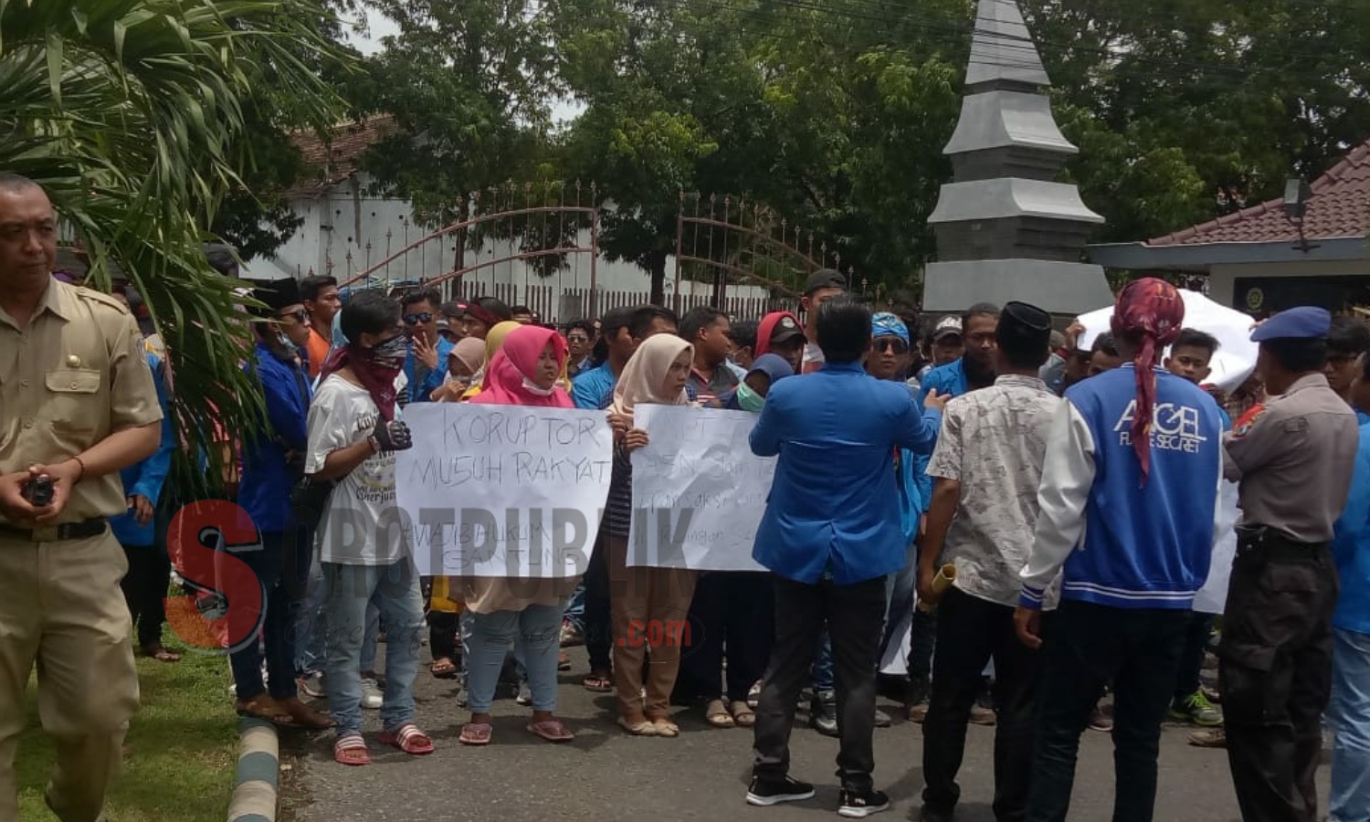 Massa PC PMII Situbondo saat beraksi di depan kantor Pemkab Situbondo terkait kasus dugaan DBHCT Tahun Anggaran 2015. (Foto: Ainur/SorotPublik)